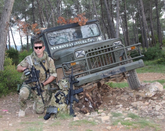 Soldado junto al vehiculo.jpg